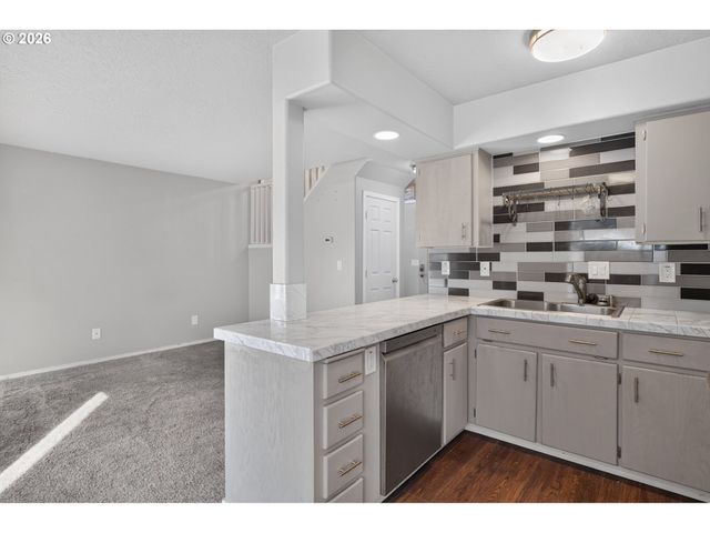 4274 Se OAK St, Hillsboro, OR 97123