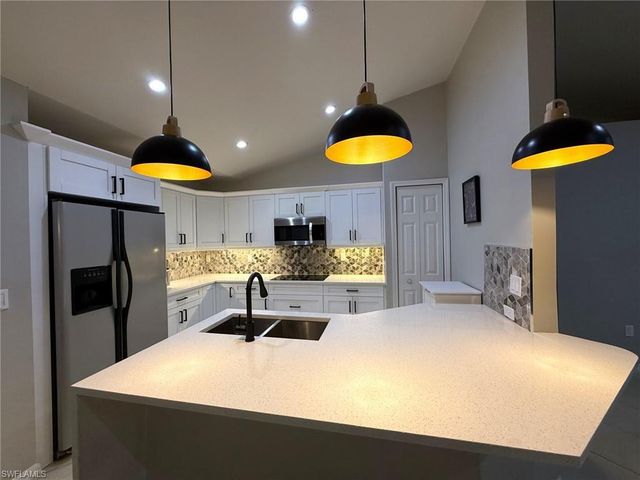 2060 22nd AVE NE, Naples, FL 34120