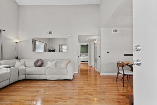 21200 Trumpet 205, Newhall, CA 91321