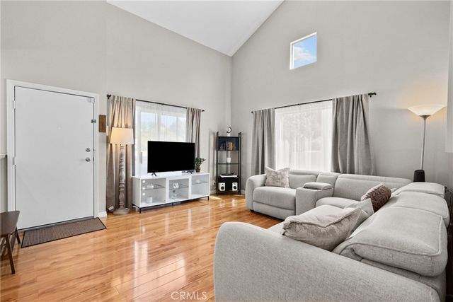 21200 Trumpet 205, Newhall, CA 91321