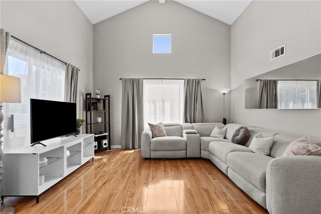 21200 Trumpet 205, Newhall, CA 91321