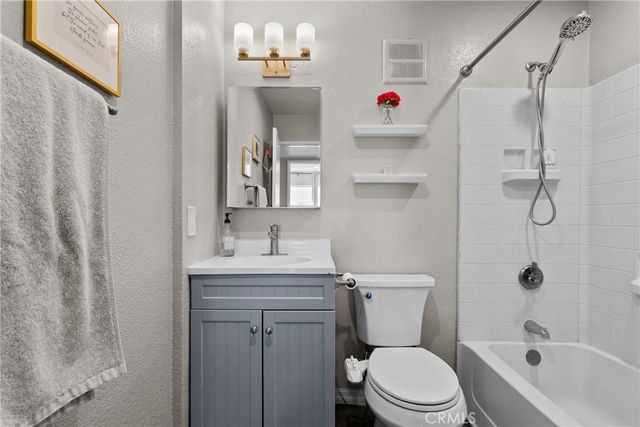 21200 Trumpet 205, Newhall, CA 91321