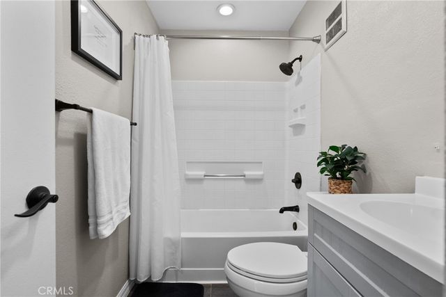 21200 Trumpet 205, Newhall, CA 91321