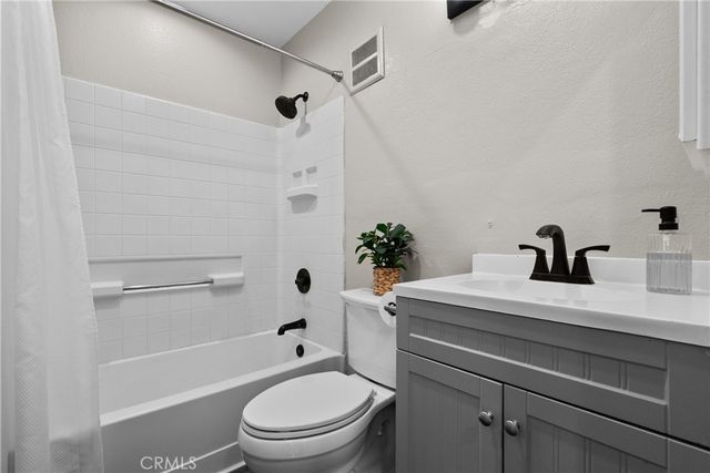 21200 Trumpet 205, Newhall, CA 91321