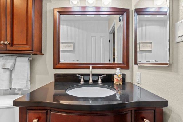 267 Hannalei Dr, Vista, CA 92083