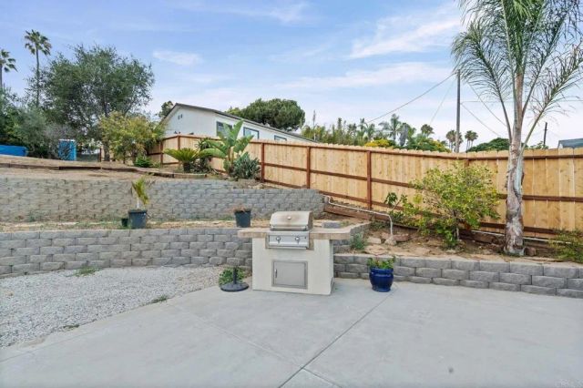267 Hannalei Dr, Vista, CA 92083