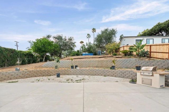 267 Hannalei Dr, Vista, CA 92083