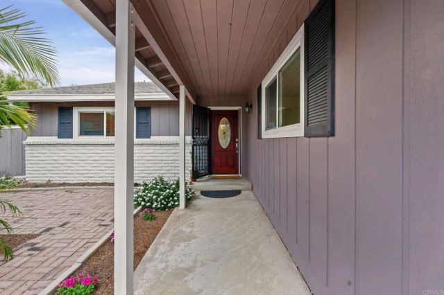 267 Hannalei Dr, Vista, CA 92083