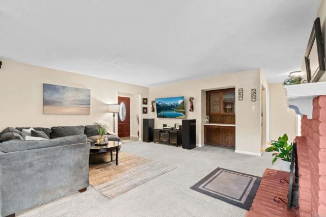 267 Hannalei Dr, Vista, CA 92083