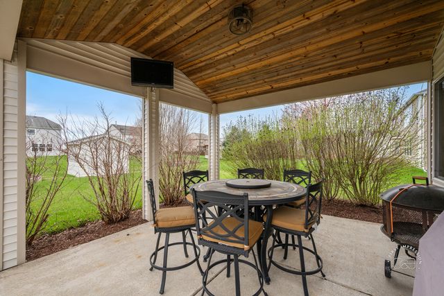 2518 Imgrund Road, North Aurora, IL 60542