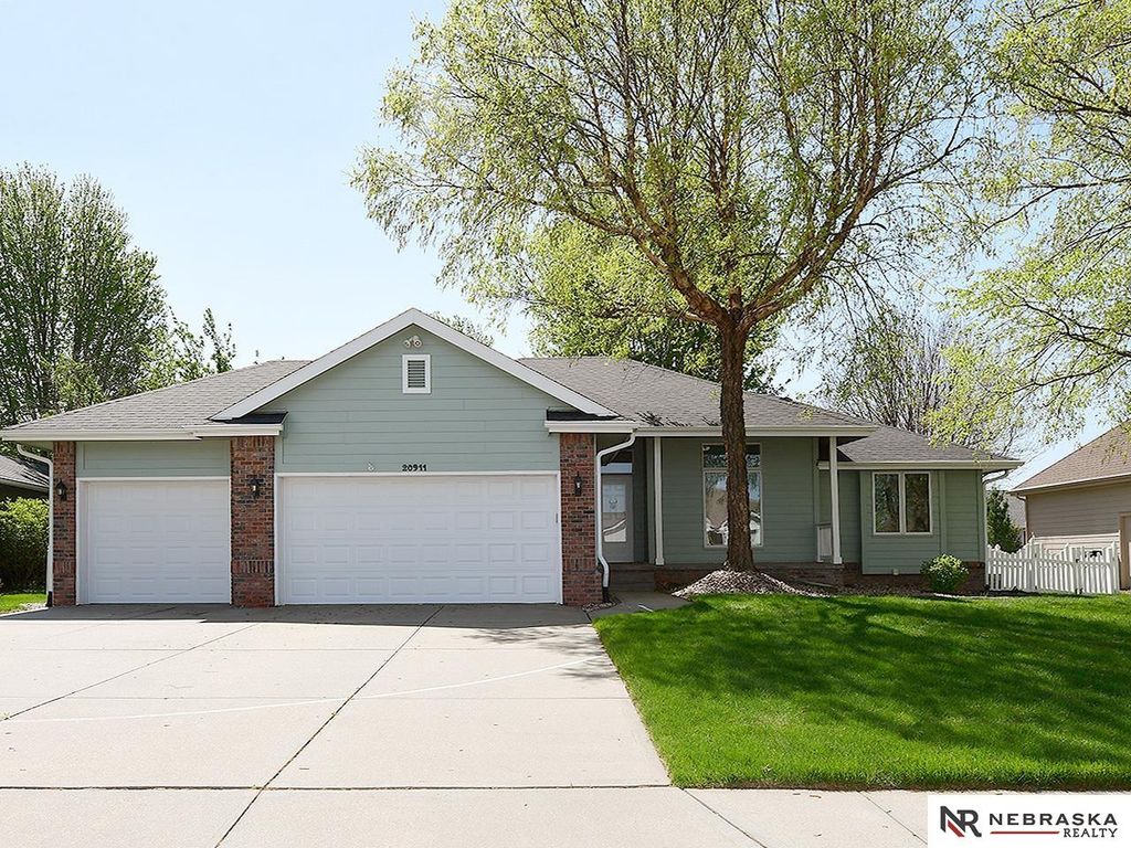 20911 Hampton Circle, Gretna, NE 68028