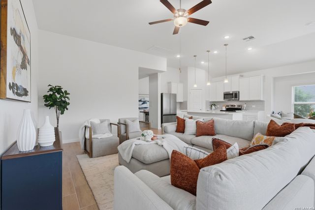132 RENO TRL, Floresville, TX 78114