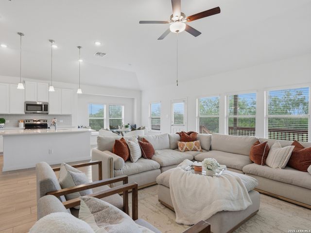 132 RENO TRL, Floresville, TX 78114
