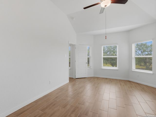 132 RENO TRL, Floresville, TX 78114