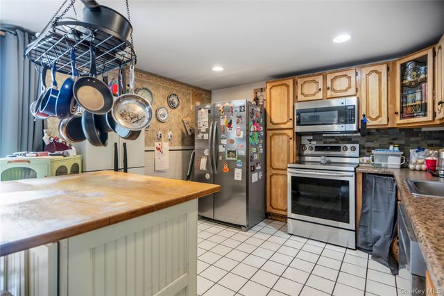 39 All Points Terrace, Holbrook, NY 11741
