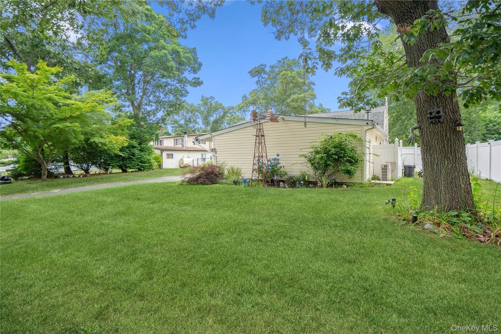 39 All Points Terrace, Holbrook, NY 11741