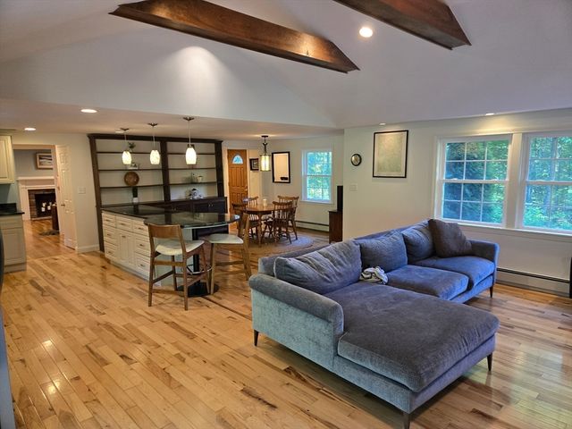 8 Park Ln, Harvard, MA 01451