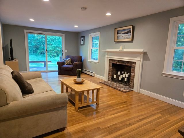 8 Park Ln, Harvard, MA 01451