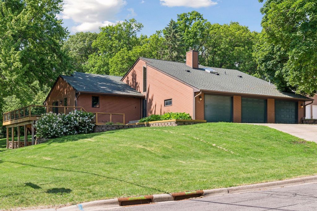 332 Brooks Avenue E, Little Canada, MN 55117