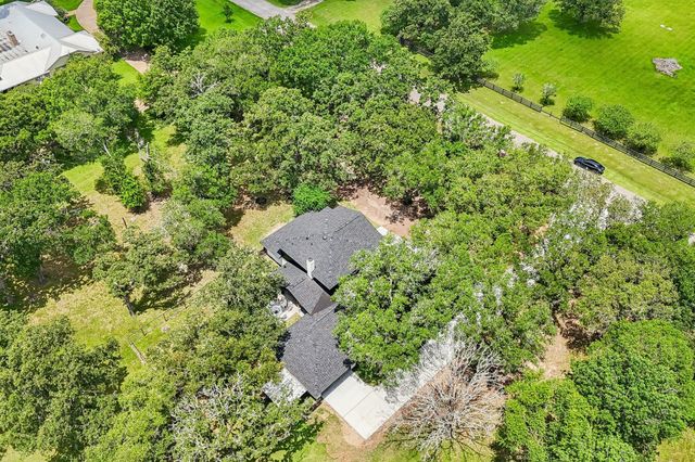 98 Pin Oak Lane, Hempstead, TX 77445