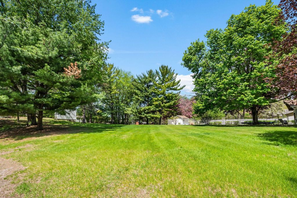 1125 Oakview Lane N, Plymouth, MN 55441
