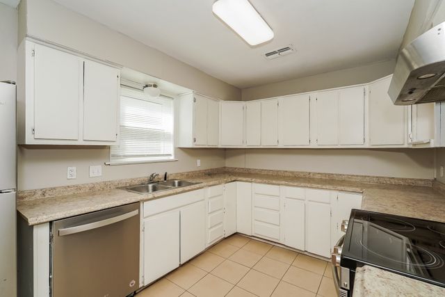 6104 Skylark Lane, Watauga, TX 76148