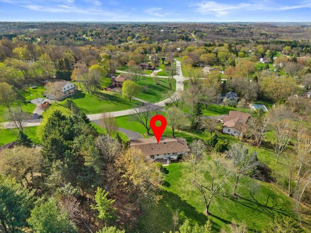 W246S6855 Maple Hill DRIVE, Waukesha, WI 53189