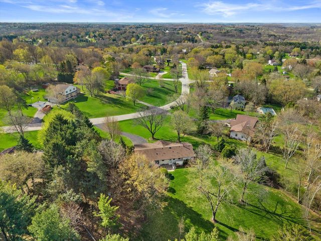 W246S6855 Maple Hill DRIVE, Waukesha, WI 53189