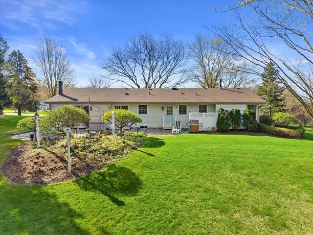 W246S6855 Maple Hill DRIVE, Waukesha, WI 53189