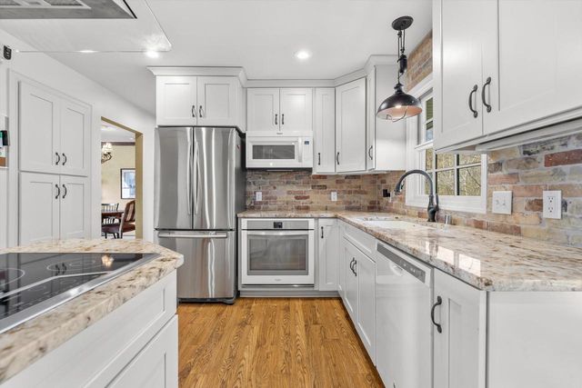 W246S6855 Maple Hill DRIVE, Waukesha, WI 53189