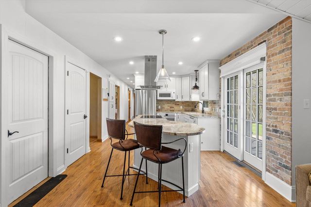 W246S6855 Maple Hill DRIVE, Waukesha, WI 53189