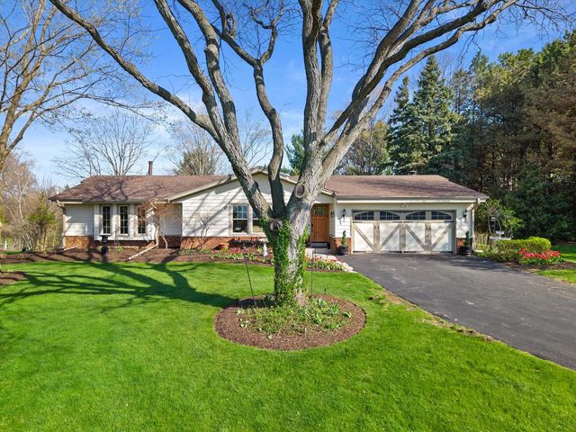 W246S6855 Maple Hill DRIVE, Waukesha, WI 53189