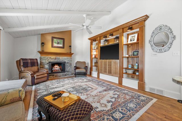 W246S6855 Maple Hill DRIVE, Waukesha, WI 53189