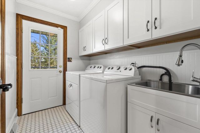 W246S6855 Maple Hill DRIVE, Waukesha, WI 53189