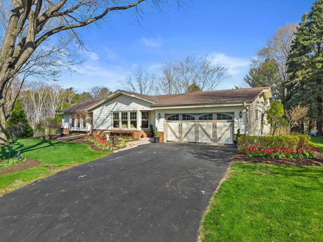 W246S6855 Maple Hill DRIVE, Waukesha, WI 53189