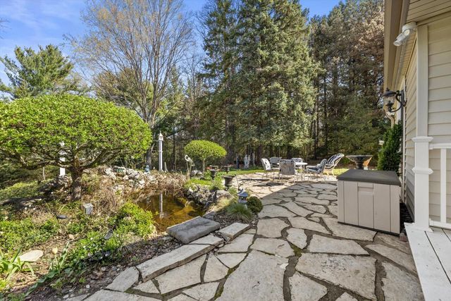 W246S6855 Maple Hill DRIVE, Waukesha, WI 53189