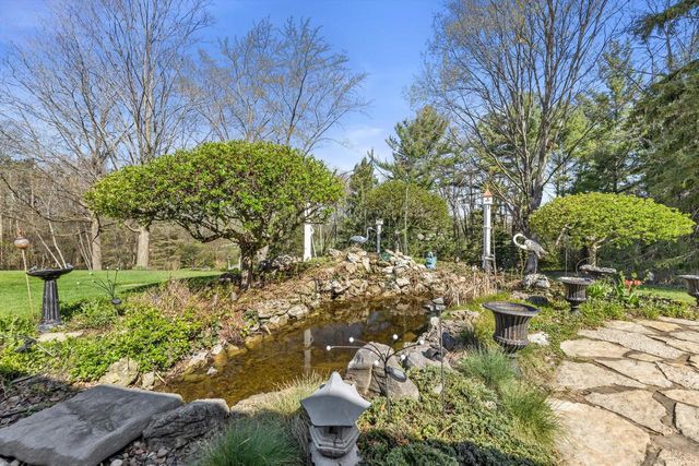 W246S6855 Maple Hill DRIVE, Waukesha, WI 53189