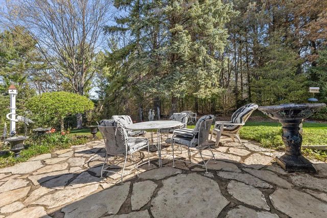 W246S6855 Maple Hill DRIVE, Waukesha, WI 53189