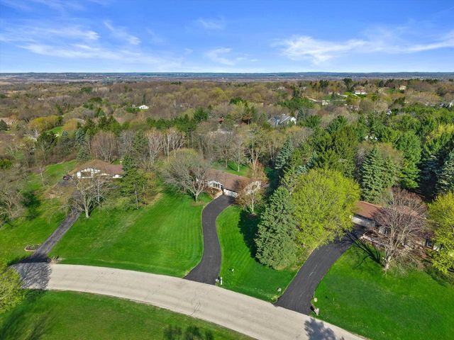 W246S6855 Maple Hill DRIVE, Waukesha, WI 53189