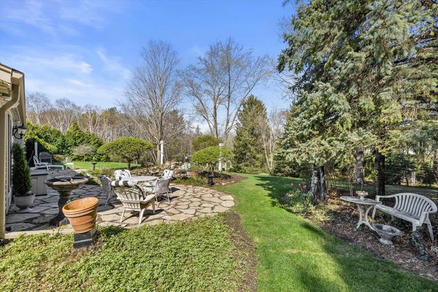 W246S6855 Maple Hill DRIVE, Waukesha, WI 53189
