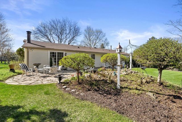 W246S6855 Maple Hill DRIVE, Waukesha, WI 53189