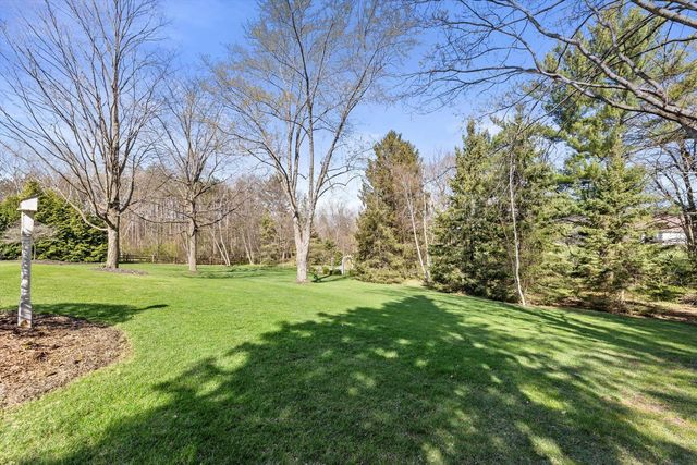 W246S6855 Maple Hill DRIVE, Waukesha, WI 53189