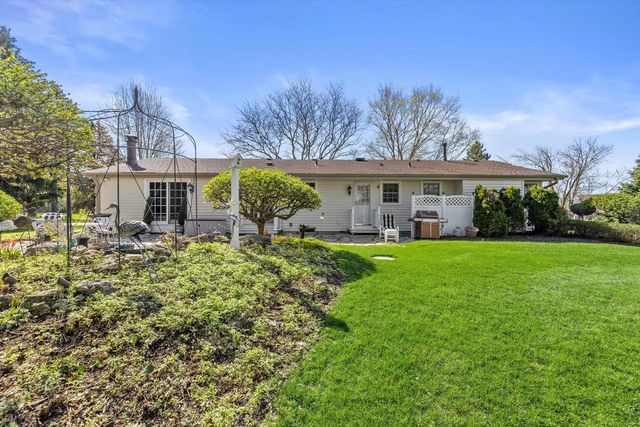 W246S6855 Maple Hill DRIVE, Waukesha, WI 53189