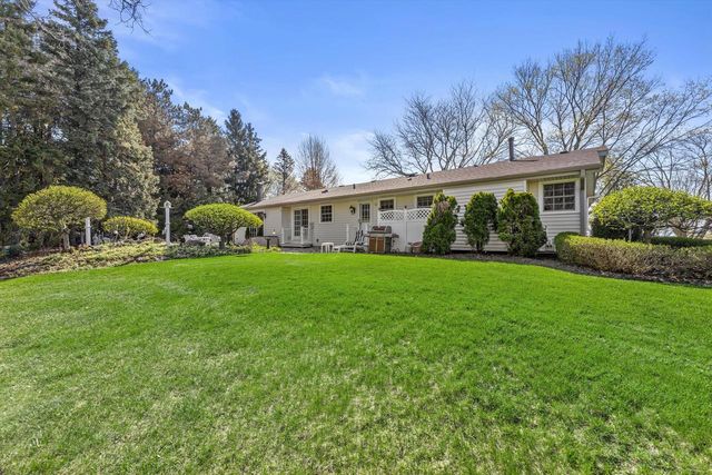 W246S6855 Maple Hill DRIVE, Waukesha, WI 53189