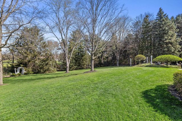 W246S6855 Maple Hill DRIVE, Waukesha, WI 53189