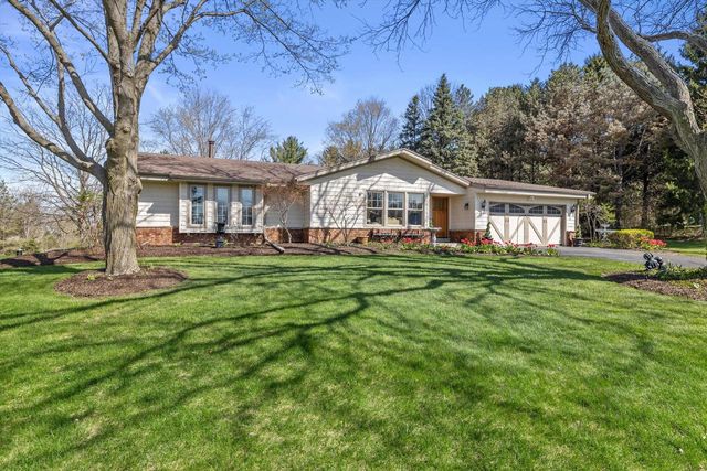 W246S6855 Maple Hill DRIVE, Waukesha, WI 53189