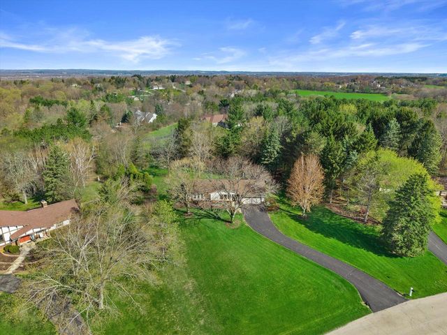 W246S6855 Maple Hill DRIVE, Waukesha, WI 53189