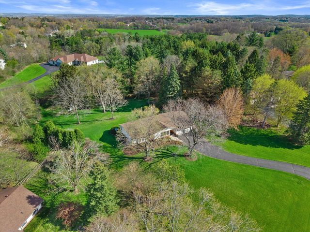 W246S6855 Maple Hill DRIVE, Waukesha, WI 53189