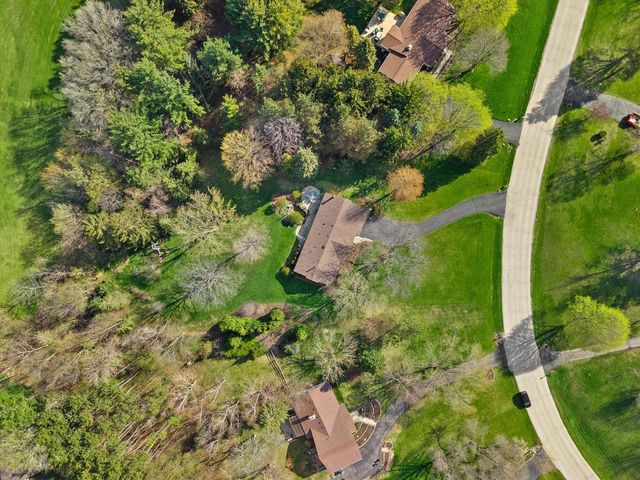 W246S6855 Maple Hill DRIVE, Waukesha, WI 53189
