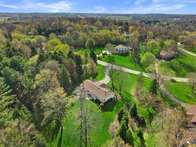 W246S6855 Maple Hill DRIVE, Waukesha, WI 53189